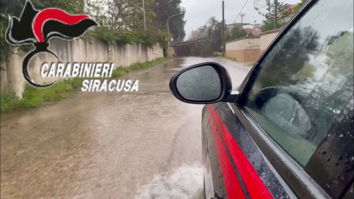 Siracusa, strade allagate e mareggiata a Ortigia Siracusa, strade allagate e mareggiata a Ortigia