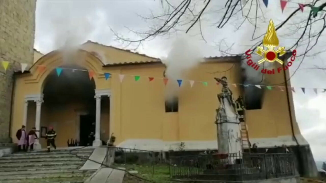 Brucia una chiesa in Toscana, le immagini Brucia una chiesa in Toscana, le immagini