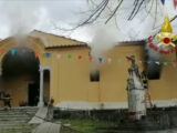 Brucia una chiesa in Toscana, le immagini