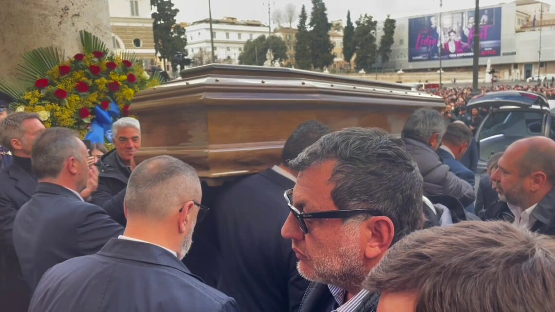 Maurizio Costanzo, il commosso addio a Roma Maurizio Costanzo, il commosso addio a Roma