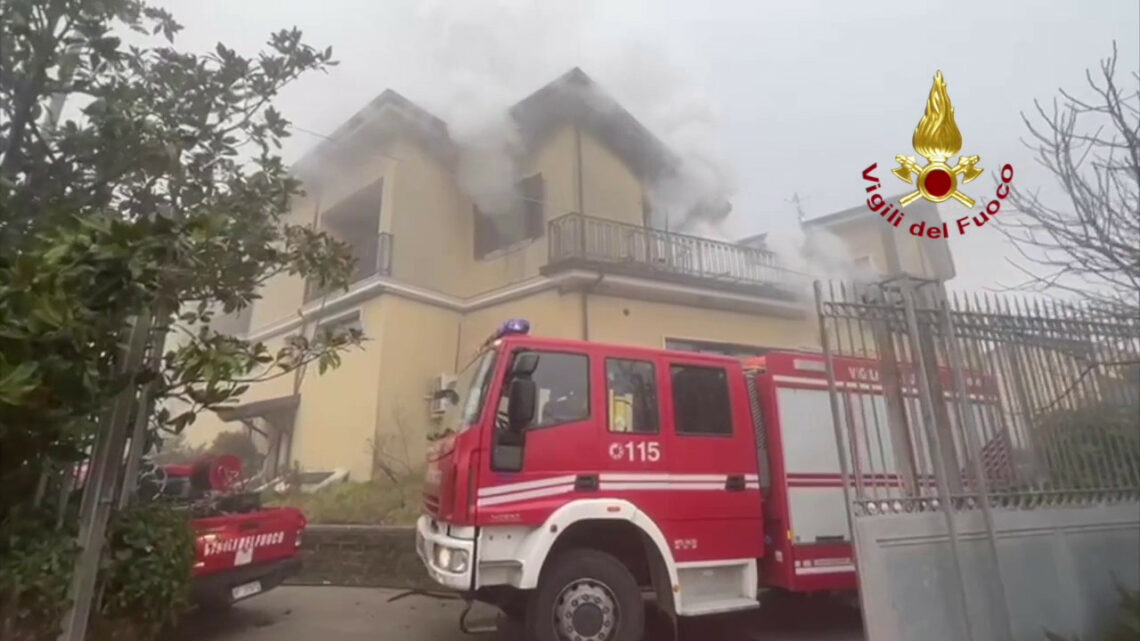 Appartamento in fiamme nell’avellinese, salvate tre persone Appartamento in fiamme nell’avellinese, salvate tre persone