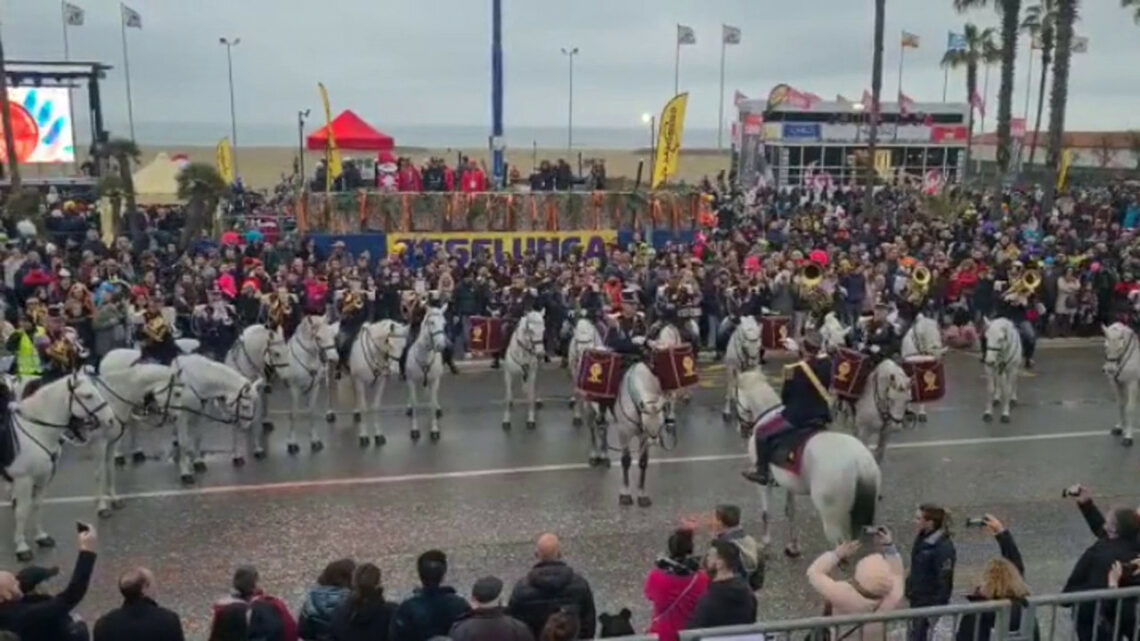La fanfara a cavallo della Polizia al Carnevale di Viareggio La fanfara a cavallo della Polizia al Carnevale di Viareggio