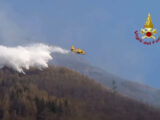Due canadair in azione per incendio boschivo sul Monteossolano