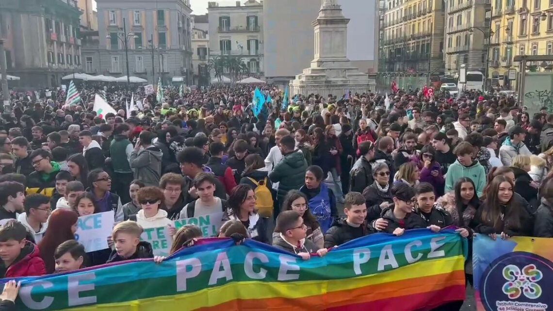 Da Napoli grido di pace per l’Ucraina, migliaia di giovani in piazza