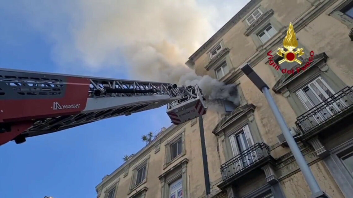 Incendio in un appartamento a Napoli, soccorse tre persone Incendio in un appartamento a Napoli, soccorse tre persone