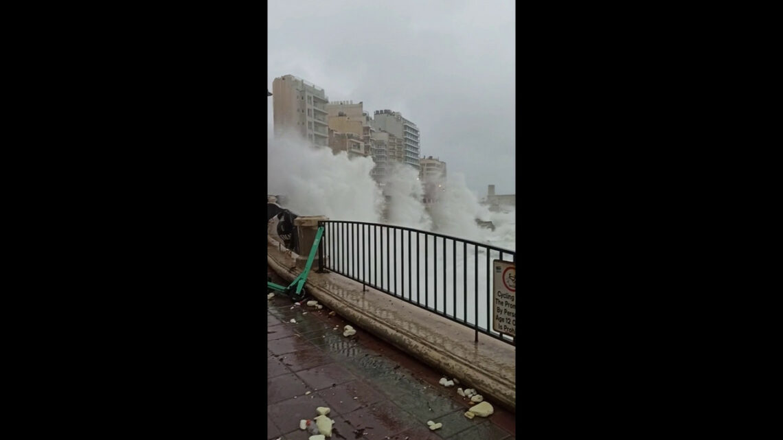 Una violenta tempesta flagella Malta, le immagini di onde giganti Una violenta tempesta flagella Malta, le immagini di onde giganti