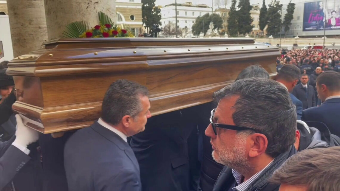 Costanzo, uscita feretro dalla Chiesa sulle note del celebre show Costanzo, uscita feretro dalla Chiesa sulle note del celebre show