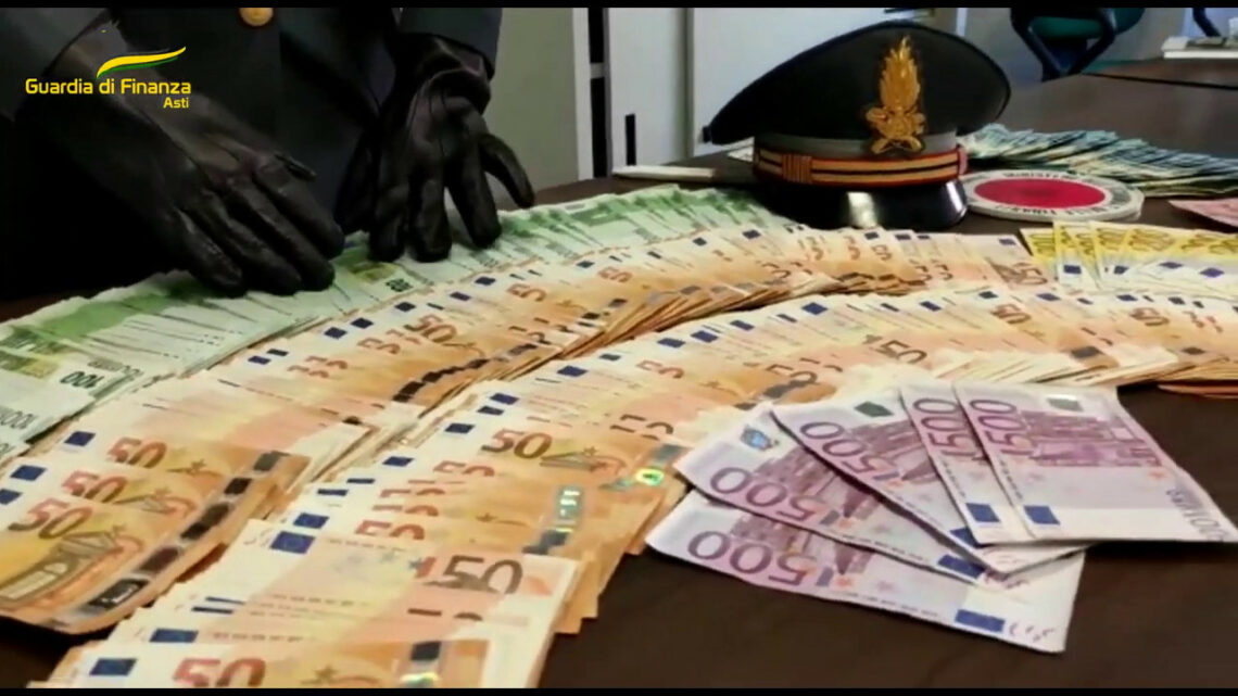 Banconote nascoste in un camper, due arresti per trasferimenti di beni Banconote nascoste in un camper, due arresti per trasferimenti di beni