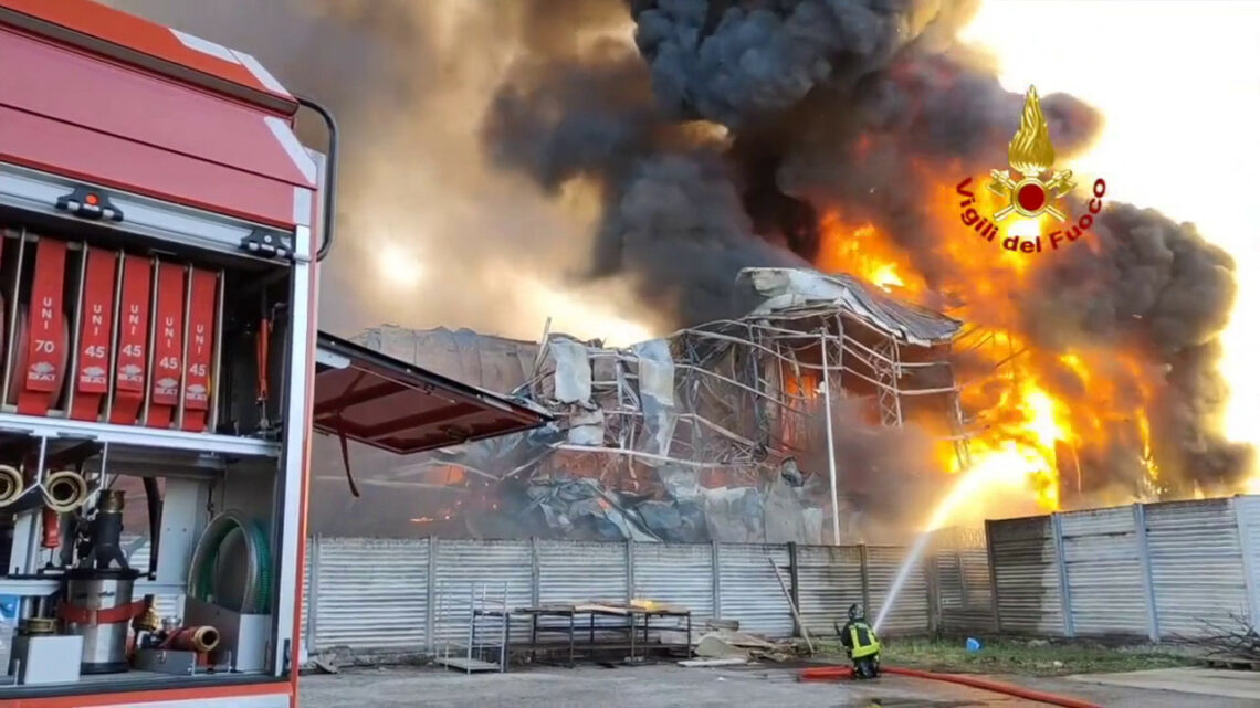 Un incendio devasta un salumificio a Verona Un incendio devasta un salumificio a Verona