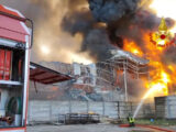 Un incendio devasta un salumificio a Verona