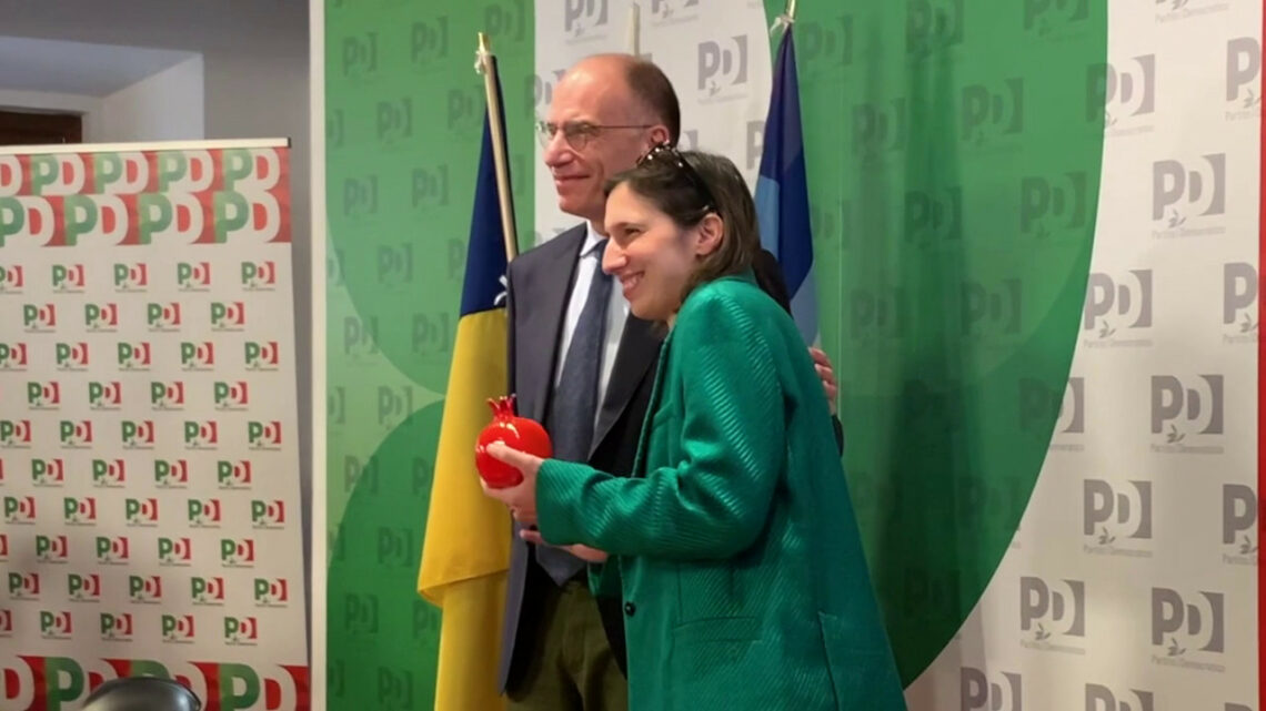 Pd, per il passaggio di consegne Letta regala a Schlein un melograno Pd, per il passaggio di consegne Letta regala a Schlein un melograno