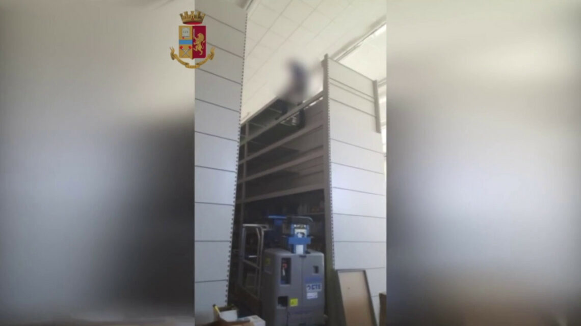 Lavoravano 11 ore con contratti part-time, 4 arresti a Trapani Lavoravano 11 ore con contratti part-time, 4 arresti a Trapani