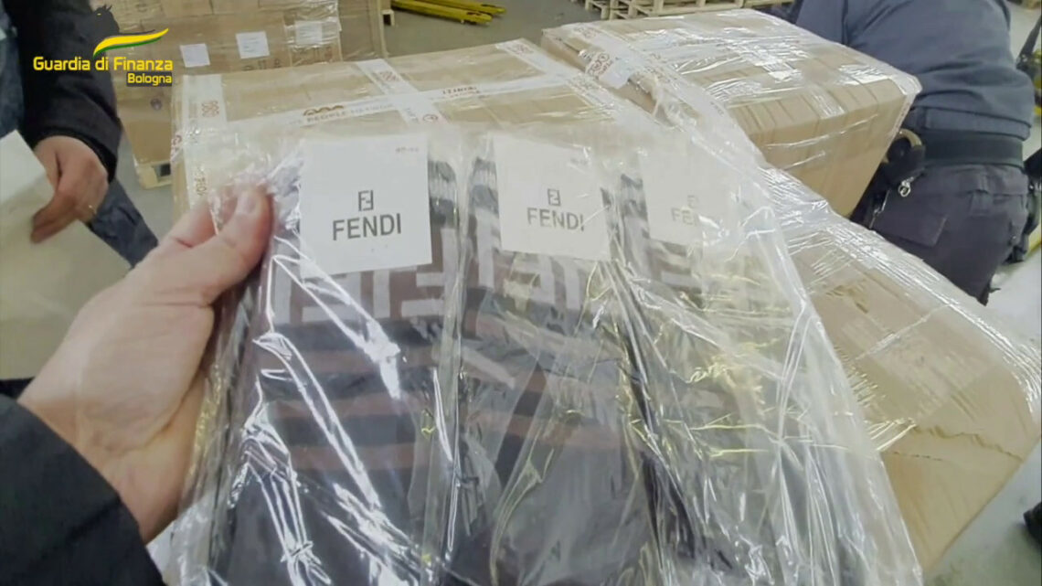 Maxi sequestro a Bologna di griffe di lusso contraffatte Maxi sequestro a Bologna di griffe di lusso contraffatte
