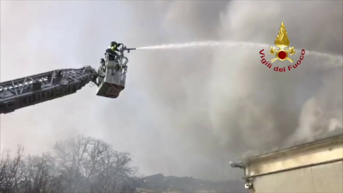San Benedetto del Tronto, fuoco in un capannone. Nessun coinvolto San Benedetto del Tronto, fuoco in un capannone. Nessun coinvolto