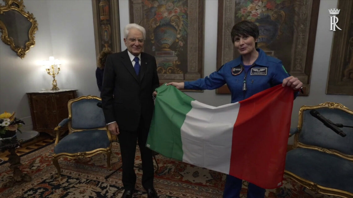Cristoforetti restituisce a Mattarella tricolore portato nello spazio Cristoforetti restituisce a Mattarella tricolore portato nello spazio