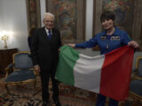 Cristoforetti restituisce a Mattarella tricolore portato nello spazio