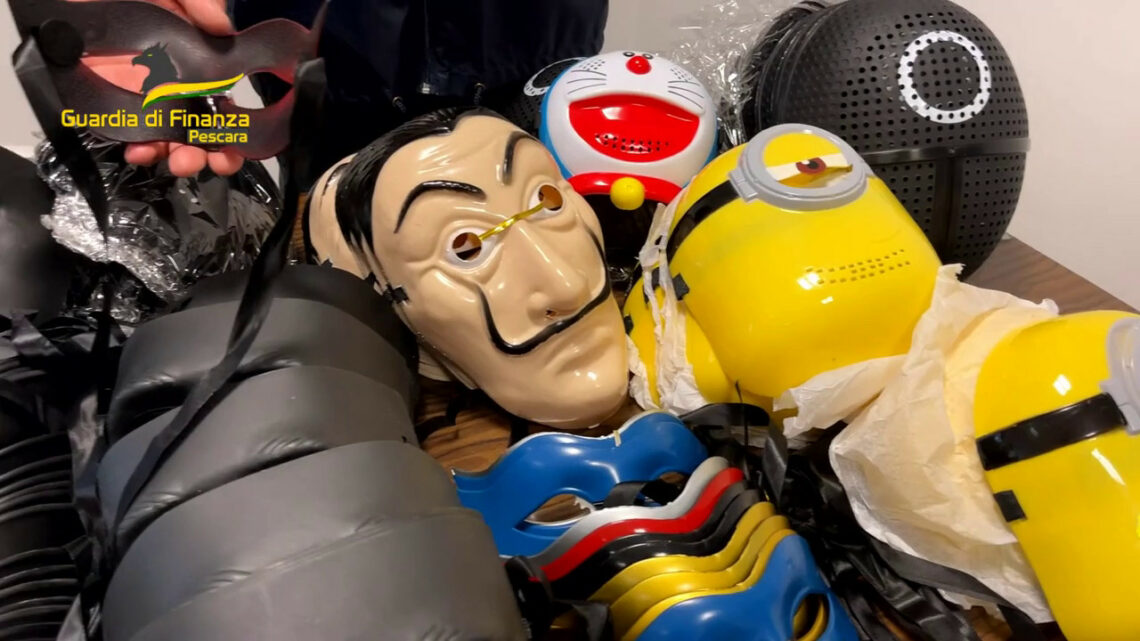 Pescara, scoperti 400mila giochi di Carnevale e maschere contraffatti Pescara, scoperti 400mila giochi di Carnevale e maschere contraffatti