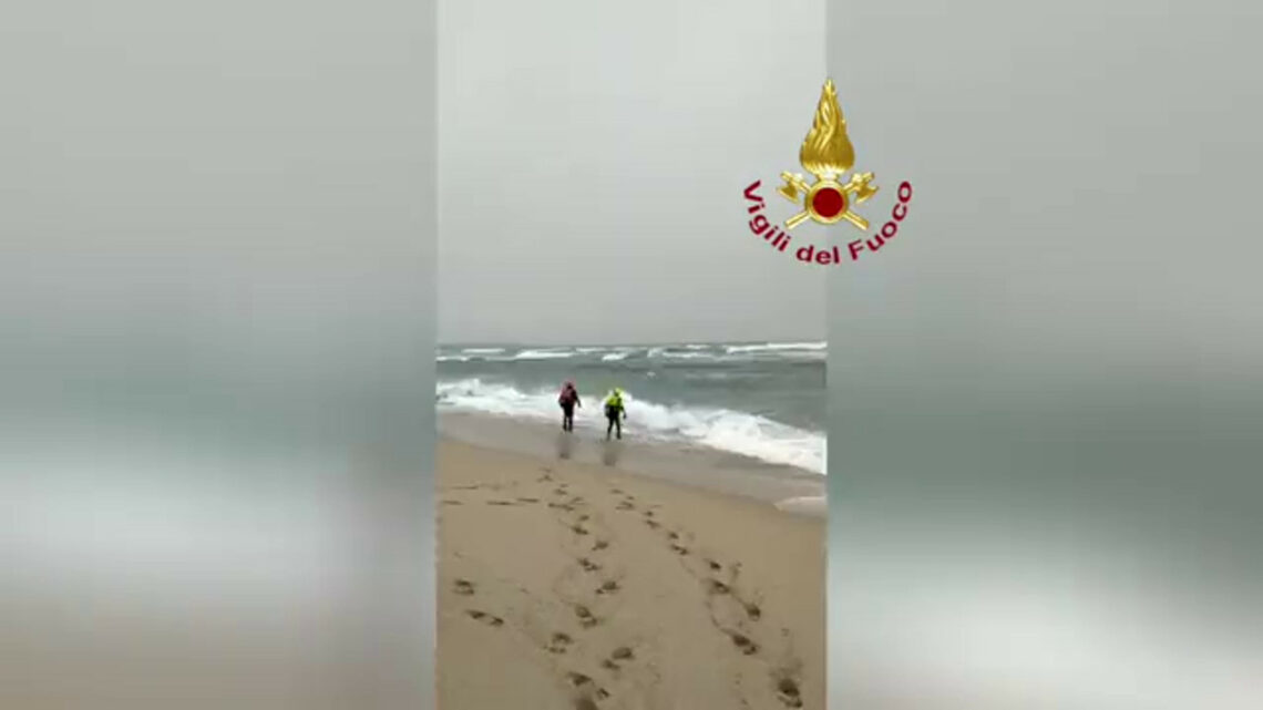 Tragedia Crotone, i Vigili del Fuoco impegnati nel recupero dei corpi Tragedia Crotone, i Vigili del Fuoco impegnati nel recupero dei corpi
