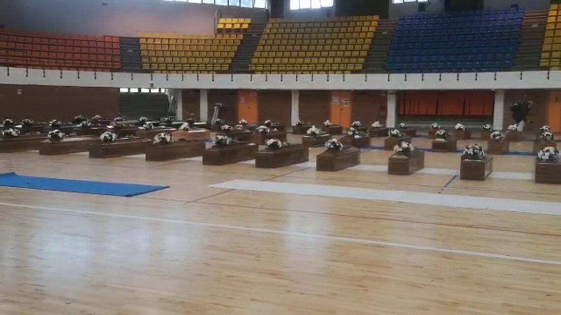 Naufragio di Crotone, le bare dei migranti all’interno del palasport Naufragio di Crotone, le bare dei migranti all’interno del palasport