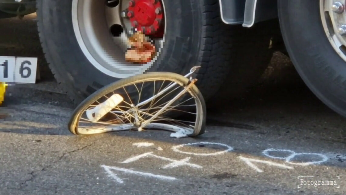 Donna in bicicletta muore a Milano travolta da un tir, le immagini Donna in bicicletta muore a Milano travolta da un tir, le immagini