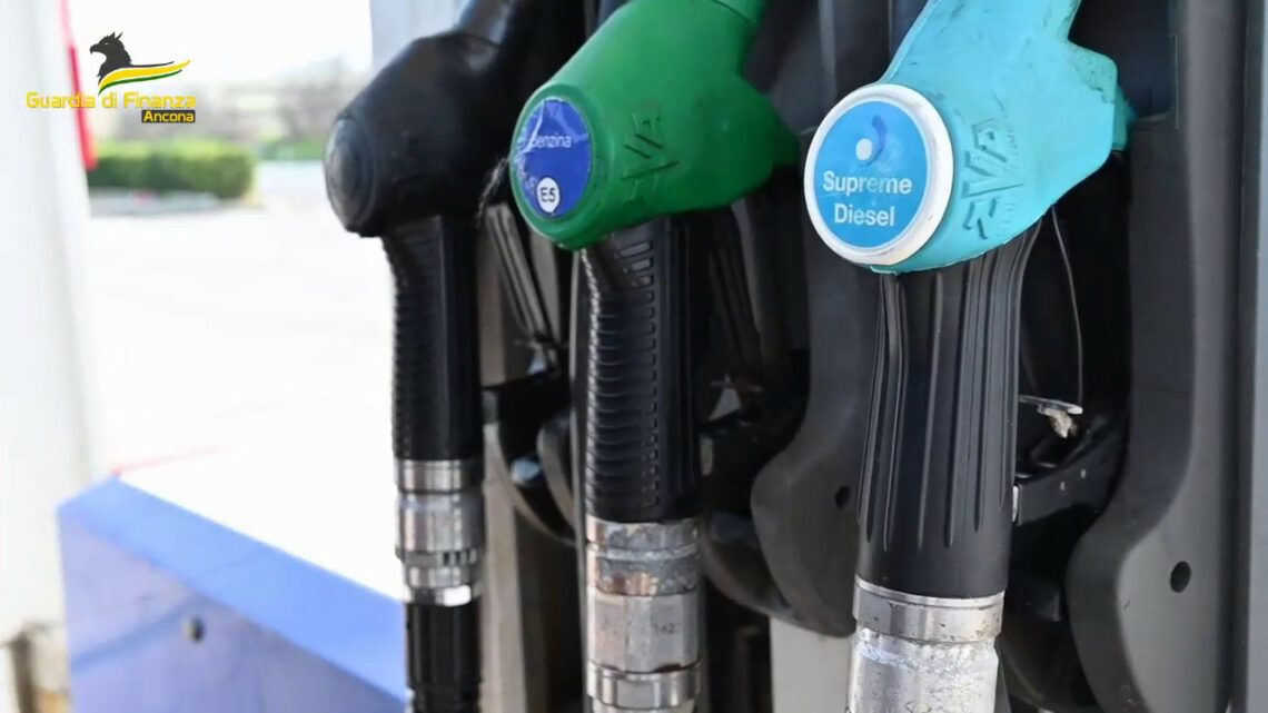 Distributore truffava automobilisti con colonnine truccate Distributore truffava automobilisti con colonnine truccate
