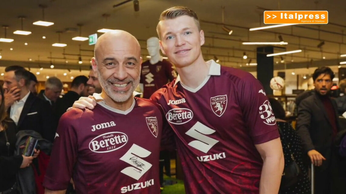 Una maglia speciale per celebrare 10 anni di partnership Suzuki-Torino Una maglia speciale per celebrare 10 anni di partnership Suzuki-Torino