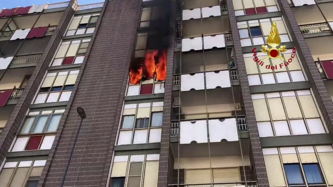 Fiamme in un appartamento a Lecce, i Vigili del Fuoco salvano anziana Fiamme in un appartamento a Lecce, i Vigili del Fuoco salvano anziana