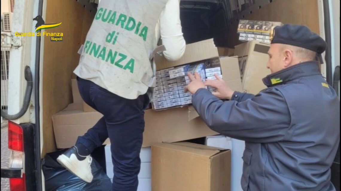 Maxi sequestro di sigarette a Napoli, 2 arresti Maxi sequestro di sigarette a Napoli, 2 arresti