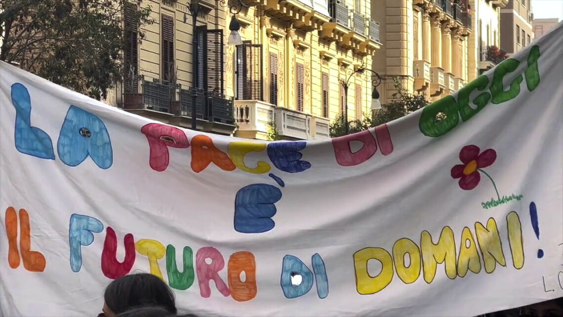 Marcia per la pace, a Palermo lungo corteo con migliaia di giovani Marcia per la pace, a Palermo lungo corteo con migliaia di giovani