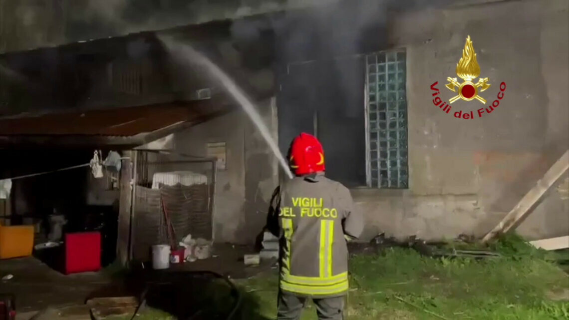 Pescara, incendio distrugge una struttura abbandonata Pescara, incendio distrugge una struttura abbandonata