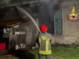 Pescara, incendio distrugge una struttura abbandonata