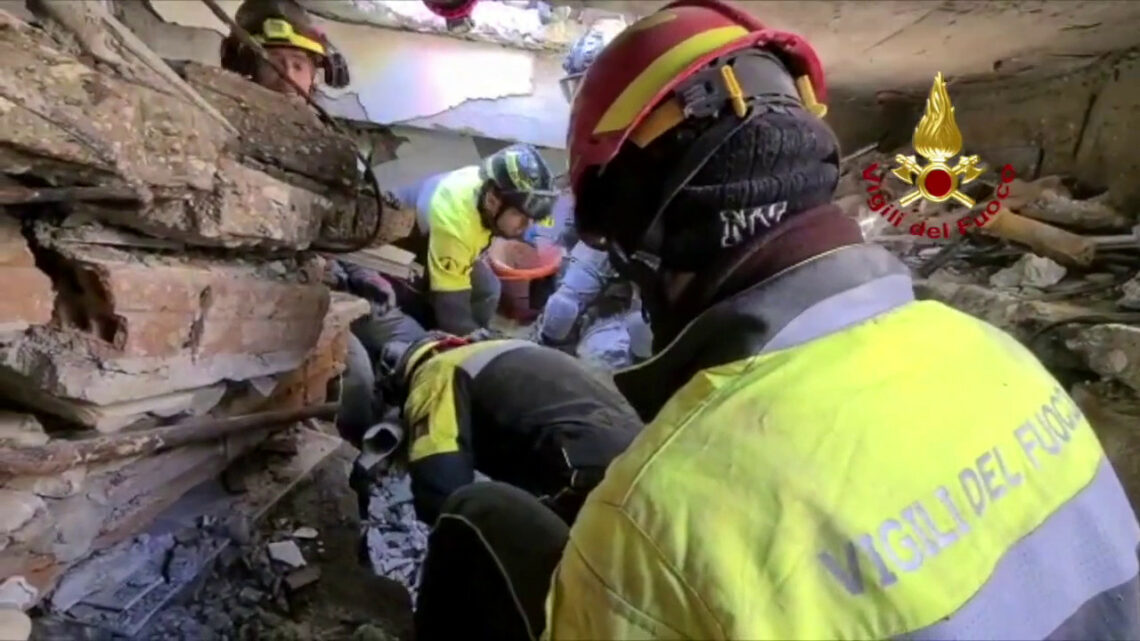 Sisma Turchia, immagini del salvataggio di 2 giovani sotto le macerie Sisma Turchia, immagini del salvataggio di 2 giovani sotto le macerie