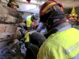 Sisma Turchia, immagini del salvataggio di 2 giovani sotto le macerie