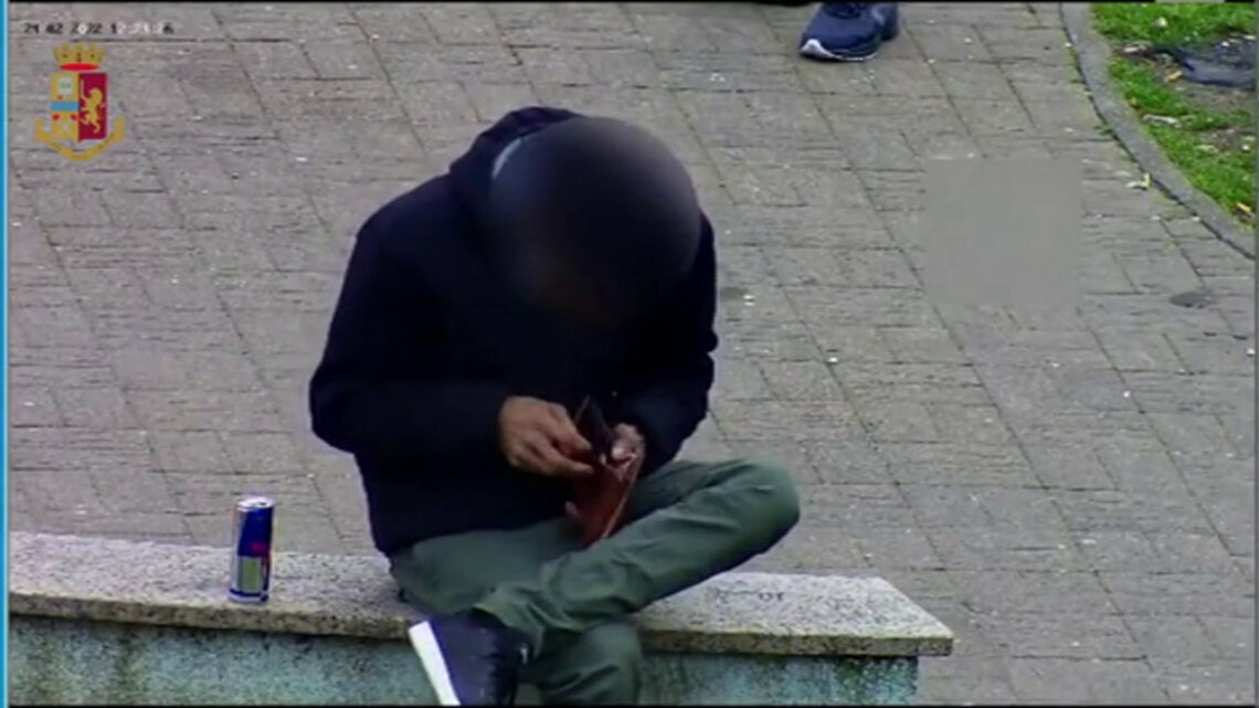 Droga nel parchetto a Monza, le immagini dello spaccio Droga nel parchetto a Monza, le immagini dello spaccio
