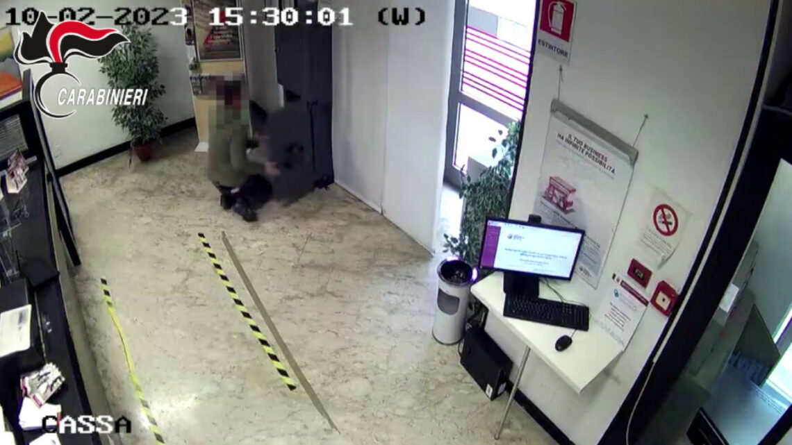 Arrestati dopo rapina in banca nel trapanese, le immagini del colpo Arrestati dopo rapina in banca nel trapanese, le immagini del colpo