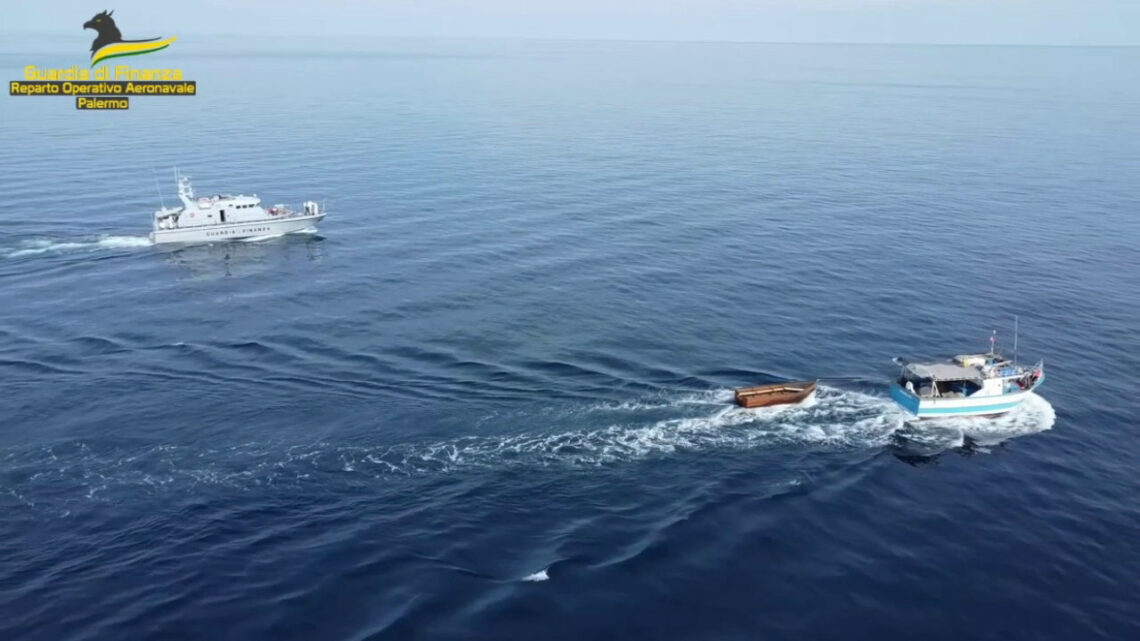 Immigrazione, fermato equipaggio peschereccio tunisino a Lampedusa Immigrazione, fermato equipaggio peschereccio tunisino a Lampedusa
