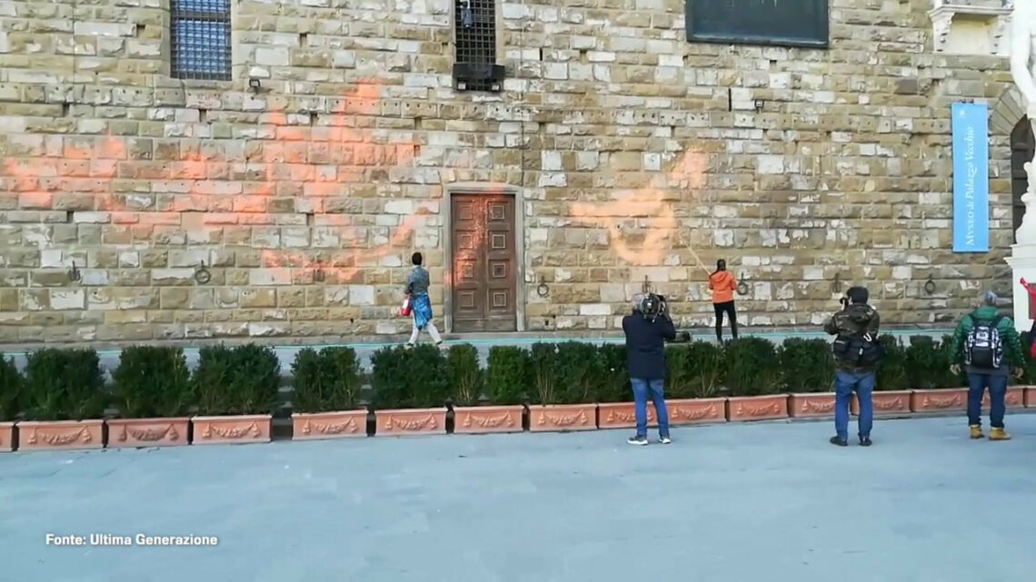 Imbrattano Palazzo Vecchio a Firenze, Nardella blocca attivisti Imbrattano Palazzo Vecchio a Firenze, Nardella blocca attivisti