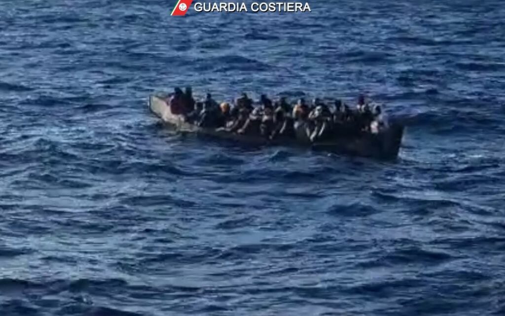 In 24 ore sbarchi senza sosta di migranti tra Sicilia e Calabria In 24 ore sbarchi senza sosta di migranti tra Sicilia e Calabria