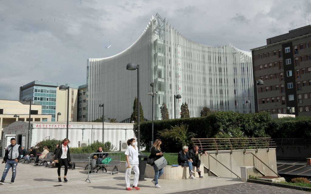 Milano, Silvio Berlusconi dimesso da Ospedale San Raffaele Milano, Silvio Berlusconi dimesso da Ospedale San Raffaele