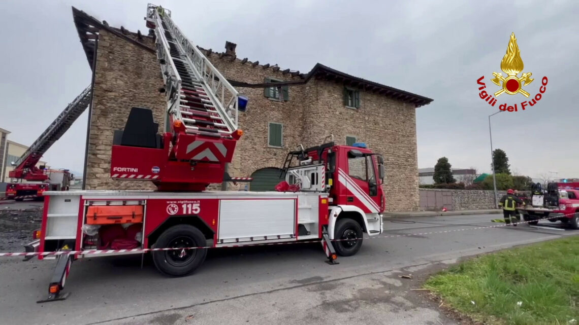 Grumello dal Monte, si incendia tetto di una cascina. nessun ferito Grumello dal Monte, si incendia tetto di una cascina. nessun ferito