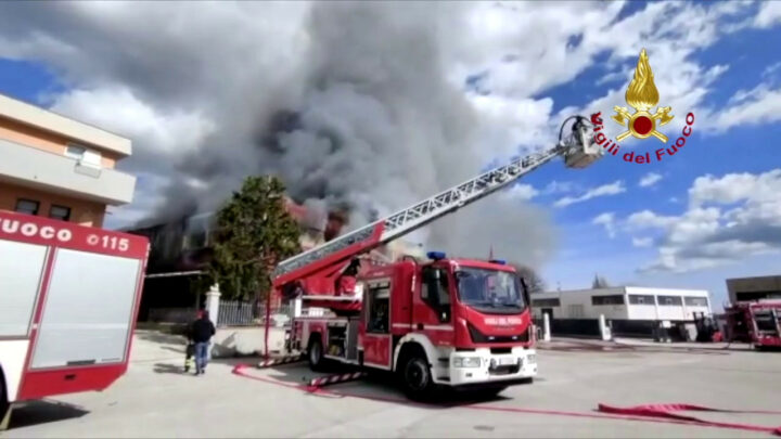 Incendio di un capannone nell’anconetano