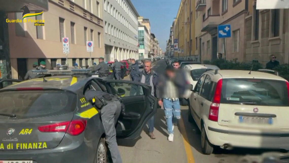 Milano, fermata banda di truffatori in possesso di euro falsi Milano, fermata banda di truffatori in possesso di euro falsi