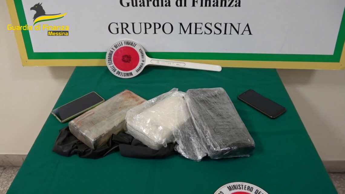 Messina, coppia in van con sei figli nascondeva 700mila euro di droga Messina, coppia in van con sei figli nascondeva 700mila euro di droga