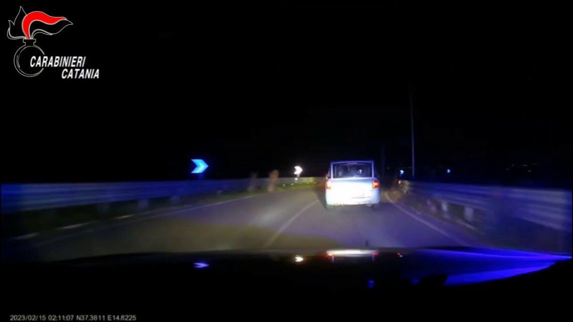 Tentano di sfuggire ai Carabinieri, inseguimento a folle velocità Tentano di sfuggire ai Carabinieri, inseguimento a folle velocità