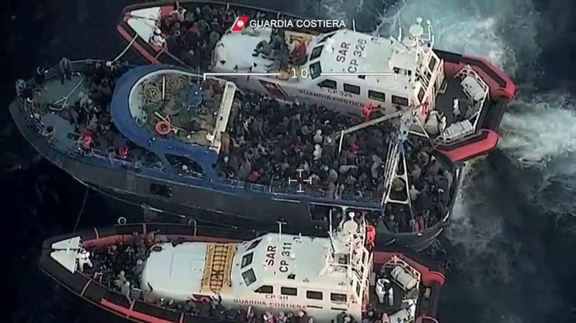 Guardia Costiera soccorre due pescherecci con migranti nel mar Ionio Guardia Costiera soccorre due pescherecci con migranti nel mar Ionio