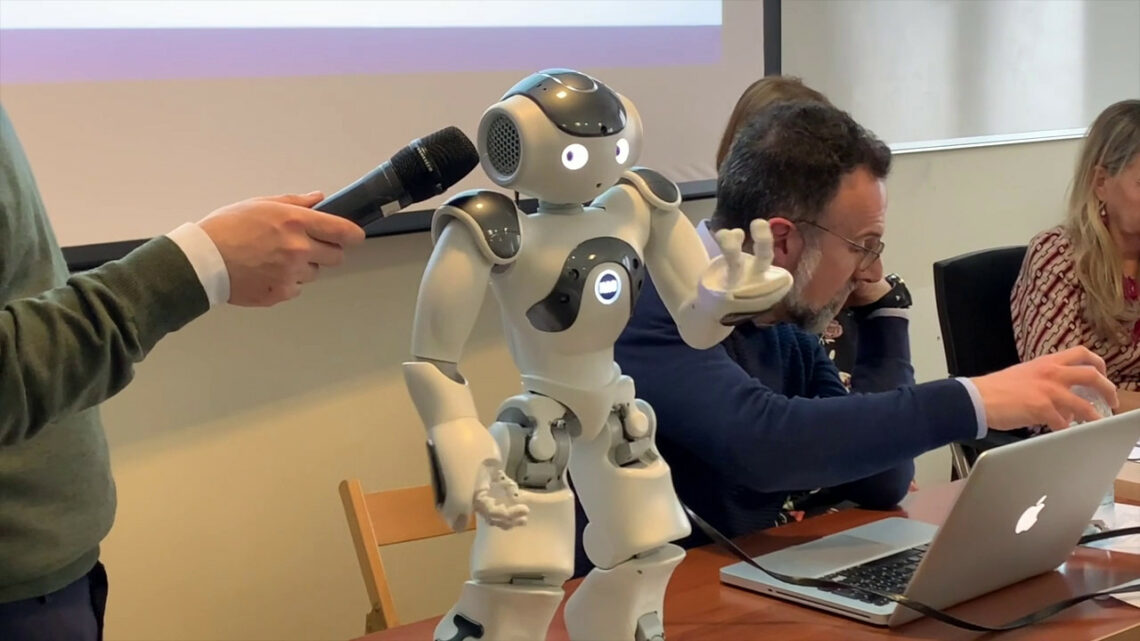 Alla Cattolica il robot Nao interagisce con l’uomo grazie a ChatGPT Alla Cattolica il robot Nao interagisce con l’uomo grazie a ChatGPT