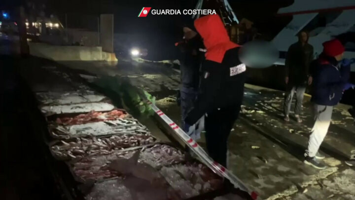 Peschereccio egiziano in acque italiane, denuncia e sequestro