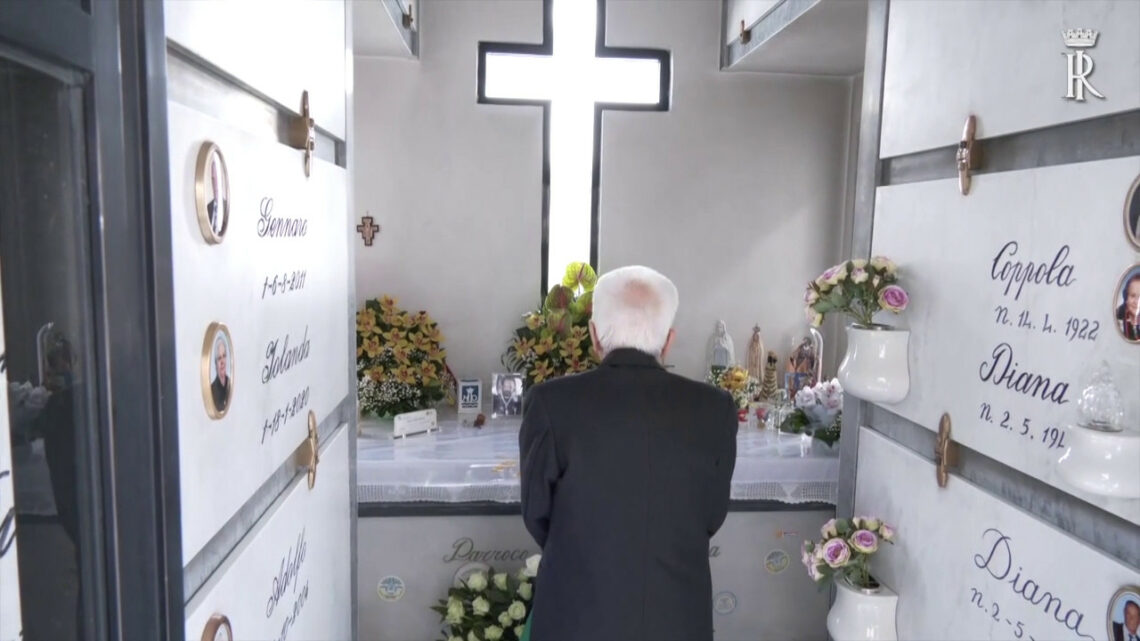 Mattarella a Casal di Principe visita la tomba di Don Diana Mattarella a Casal di Principe visita la tomba di Don Diana