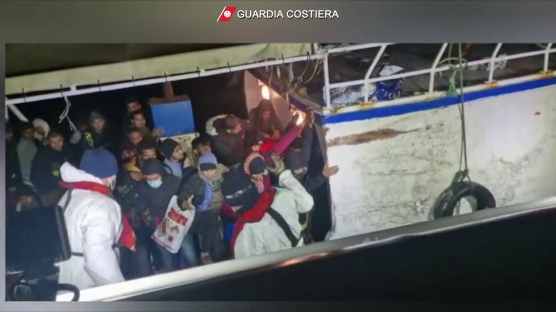 Guardia Costiera soccorre 211 migranti a Lampedusa, le immagini Guardia Costiera soccorre 211 migranti a Lampedusa, le immagini