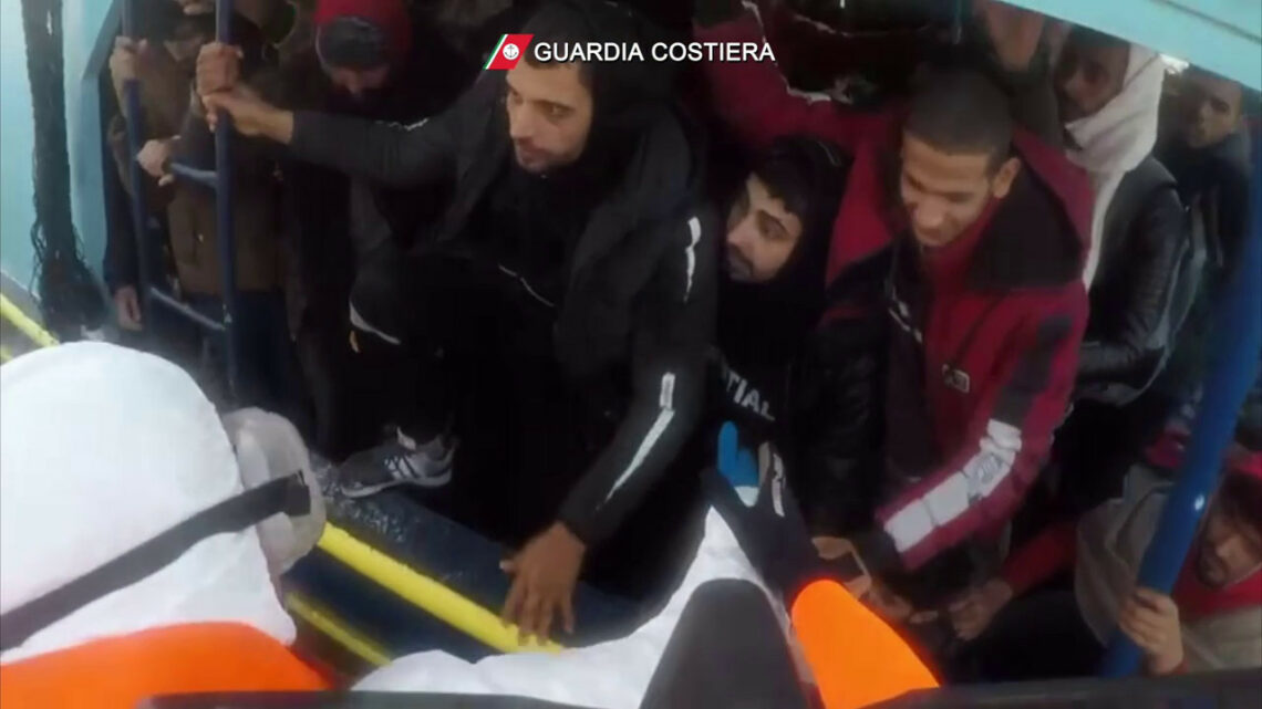 Tratti in salvo 295 migranti al largo della costa jonica calabrese Tratti in salvo 295 migranti al largo della costa jonica calabrese